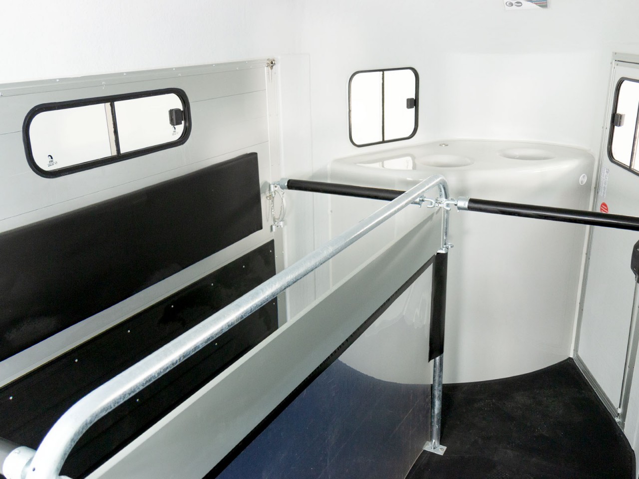 Cheval Liberte Pferdeanhänger GOLD 3, Premium Pullman 2, Sattelkammer, schwarz – Bild 7