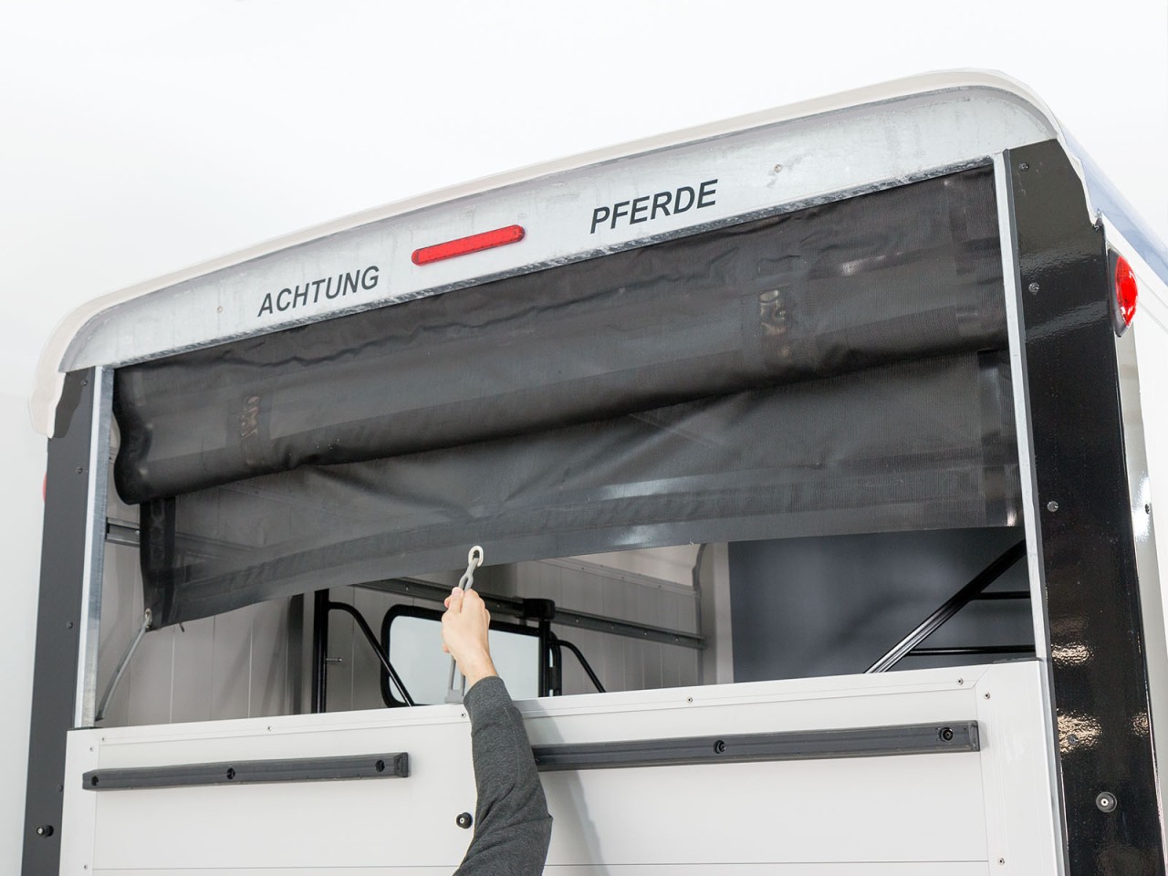 Cheval Liberte Pferdeanhänger Maxi 3, 3 Pferde, Pullmann 2 Fahrwerk, blau – Bild 6