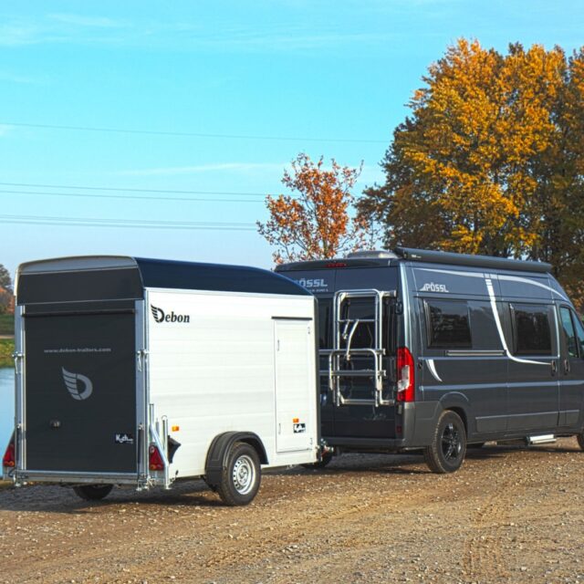 Debon Kofferanhänger C300 148x295cm H:190cm 1,3t, Alu, Polybug, Tür, schwarz
